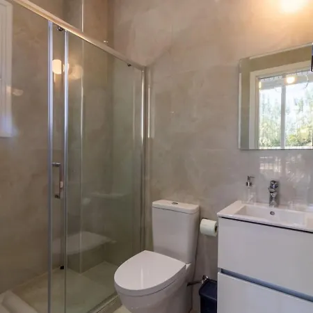 Townhouse Olivia - Modern Seaview Retreat With Private Pool Hébergement de vacances *