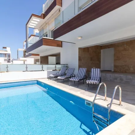 Townhouse Olivia - Modern Seaview Retreat With Private Pool פאפוס